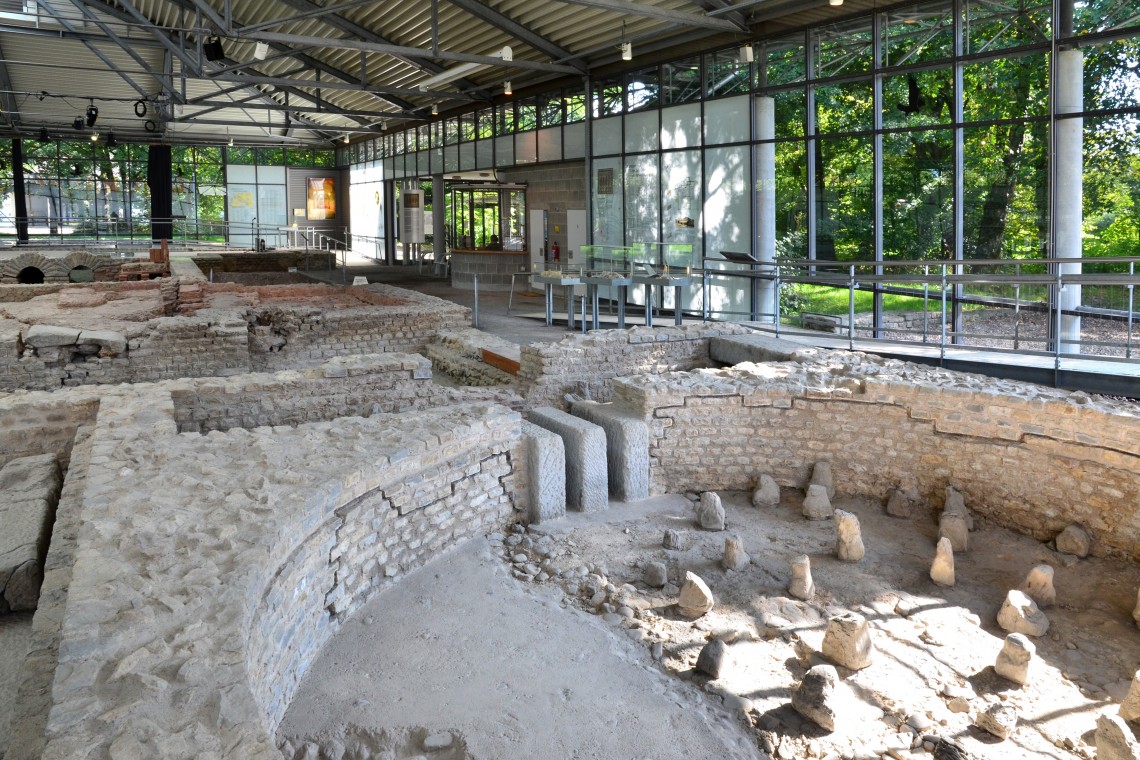 Kleine Thermen: Überreste der antiken Badeanlage in einem Schutz- und Ausstellungsbau