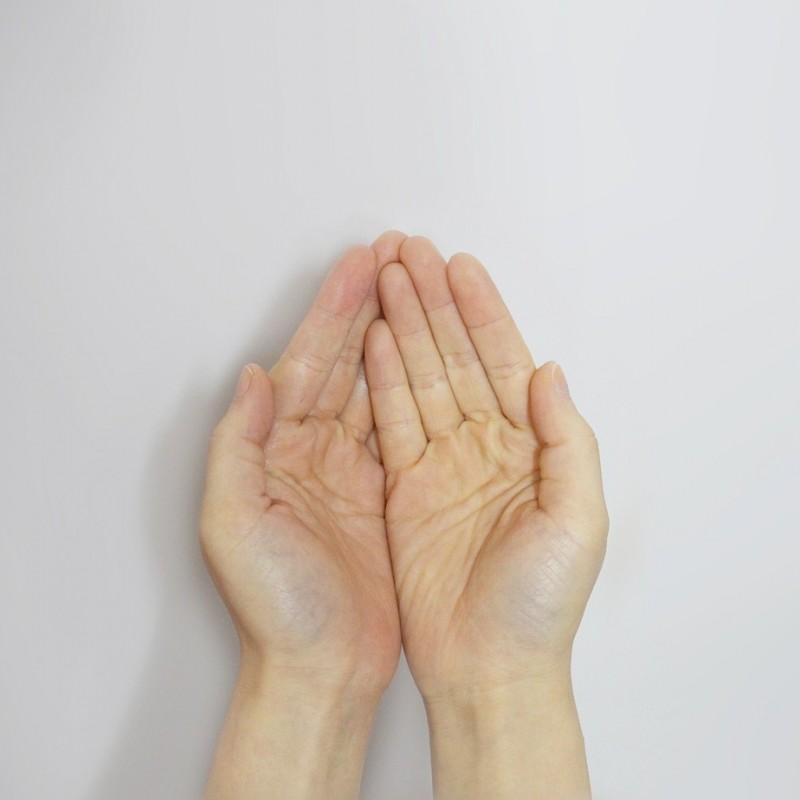 zwei ineinadergelegte Hände