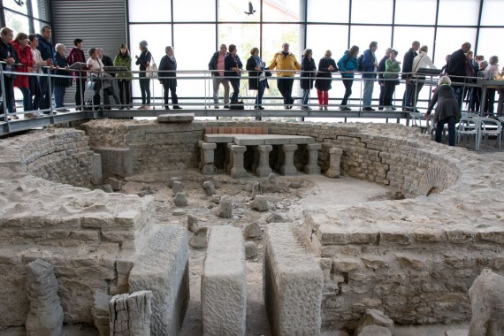 In den Kleinen Thermen im Archäologischen Park: Menschengruppe steht an Becken (Originalmauern)