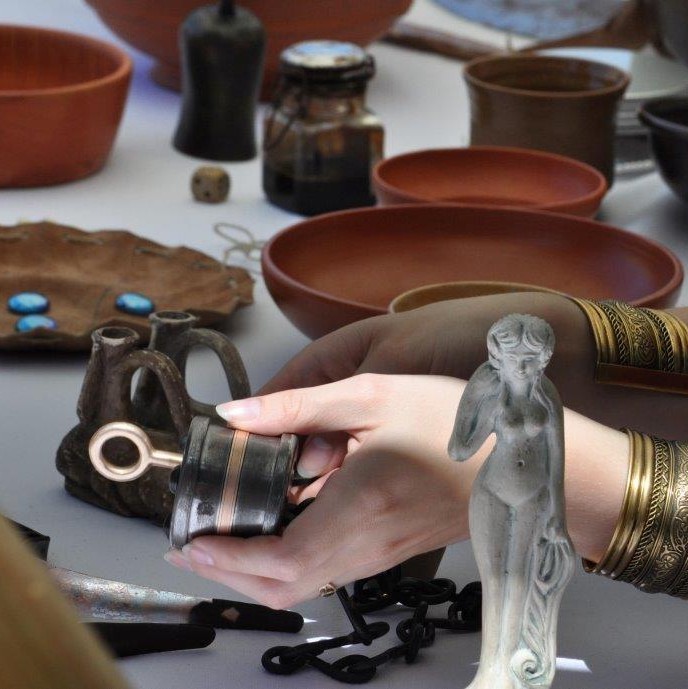 Tisch mit unterschiedlichen Nachbildungen römischer Gegenstände