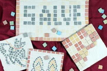 Mosaike auf roten Tuch: Salve, Hund, Sandalen