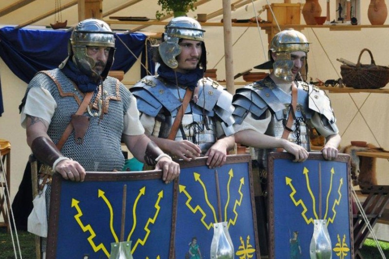 Drei M&auml;nner in R&uuml;stung r&ouml;mischer Hilfstruppen