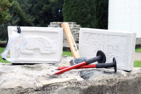 Hammer, Mei&szlig;el, Inschriftenstein