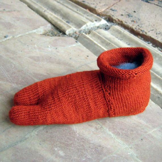 rot gestrickte Socke mit zweigeteilter Zehenpartie