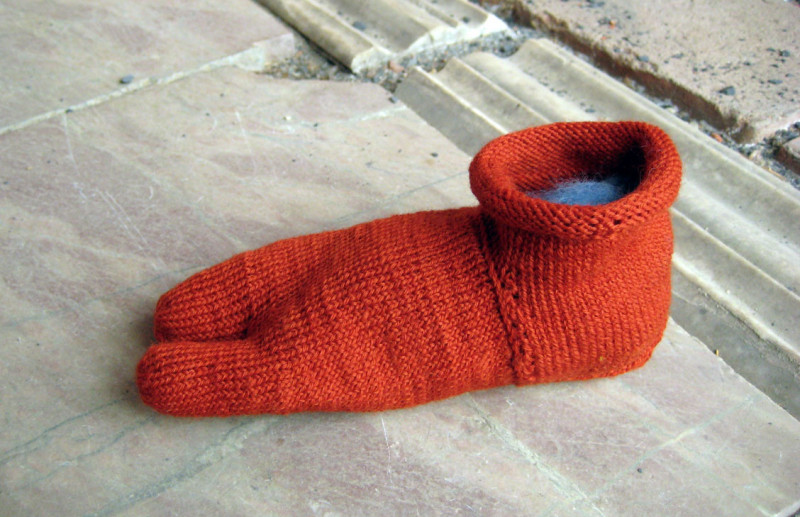 rot gestrickte Socke mit zweigeteilter Zehenpartie