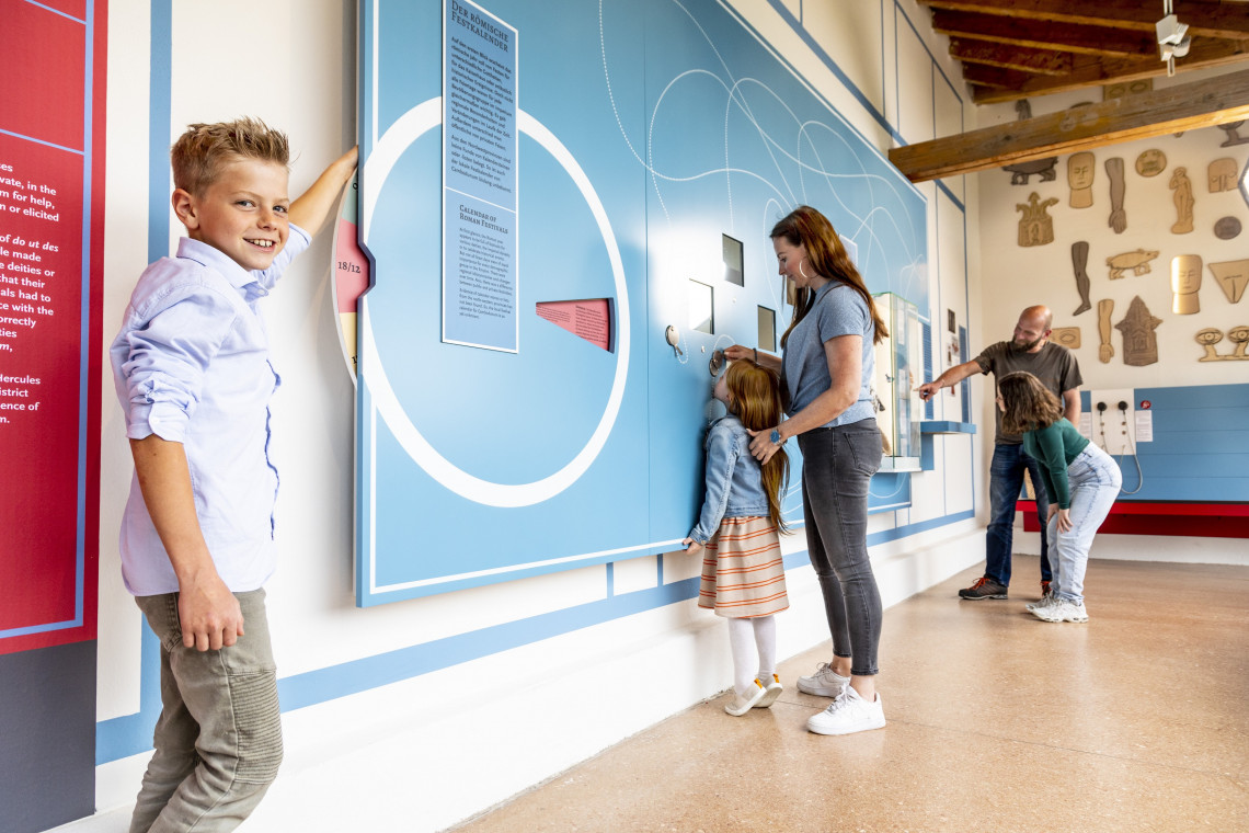 Ausstellung &quot;Um Gottes Willen&quot;: Junge an Drehrad &quot;Der Römische Festkalender&quot;