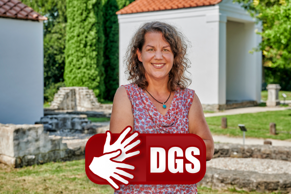 Museumsleiterin Dr. Maike Sieler im Tempelbezirk, darüber: DGS-Logo