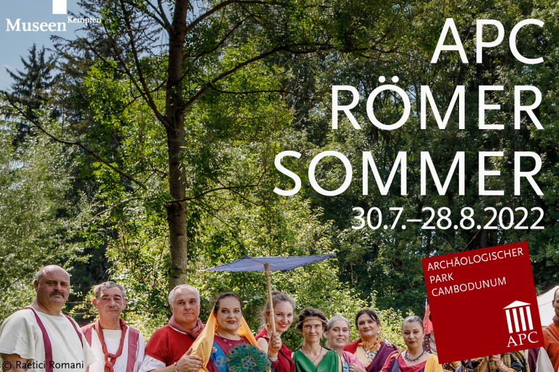 Darstellergruppe Raetici Romani in römischen Gewändern vor Bäumen