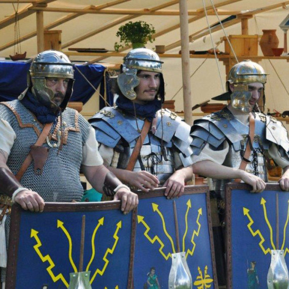 Drei Männer in Rüstung römischer Hilfstruppen