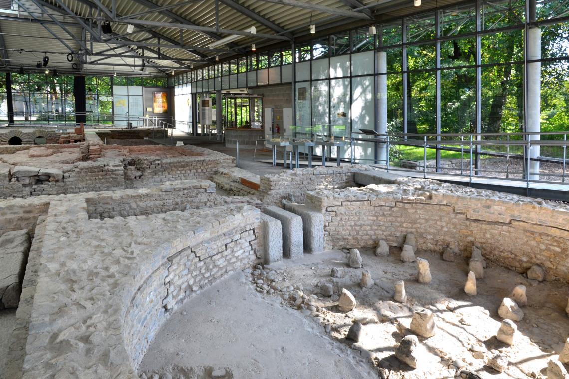 Überreste der antiken Badeanlage in einem Schutz- und Ausstellungsbau