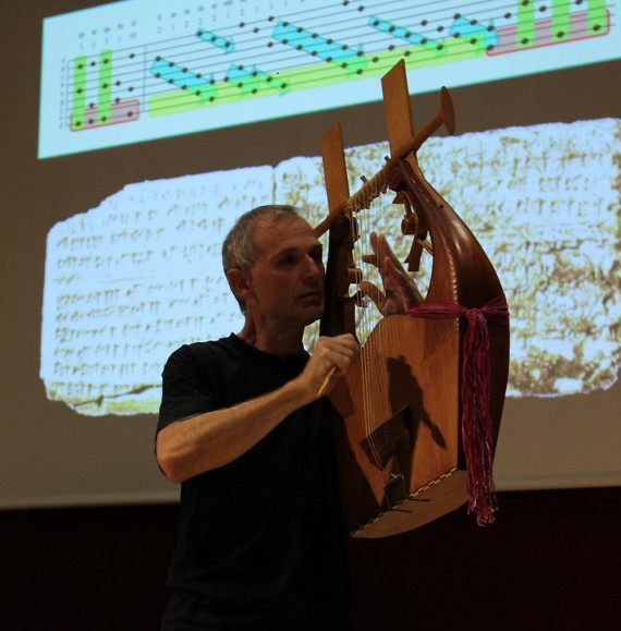 Der Referat PD Dr. Stefan Hagel beim Spielen einer Lyra