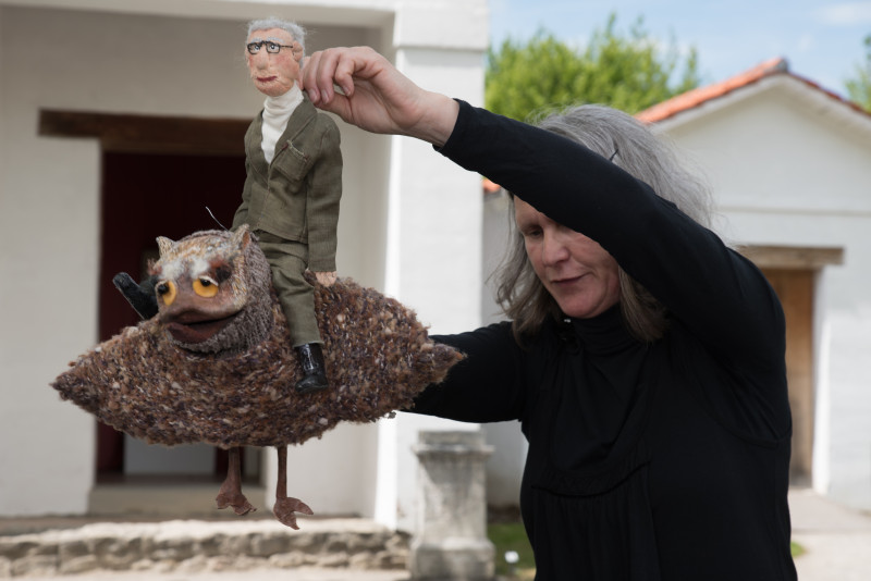 Im Tempelbezirk: Figurenspielerin mit Handpuppen Herr Guggenmos und Uhu Schuhu