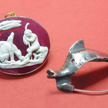 R&ouml;mischer Schmuck: Anstecknadel in Delfinform (Fibel) und Anh&auml;nger mit Abbildung einer Gottheit