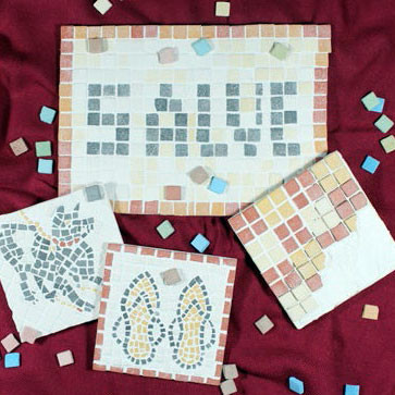 Mosaike auf roten Tuch: Salve, Hund, Sandalen