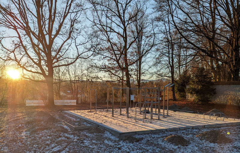 Eine Trimm-Dich Anlage im APC bei Sonnenaufgang