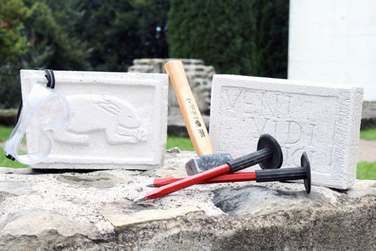 Hammer, Meißel, Inschriftenstein