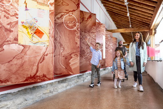 Eine Familie schlendert durch die Ausstellung