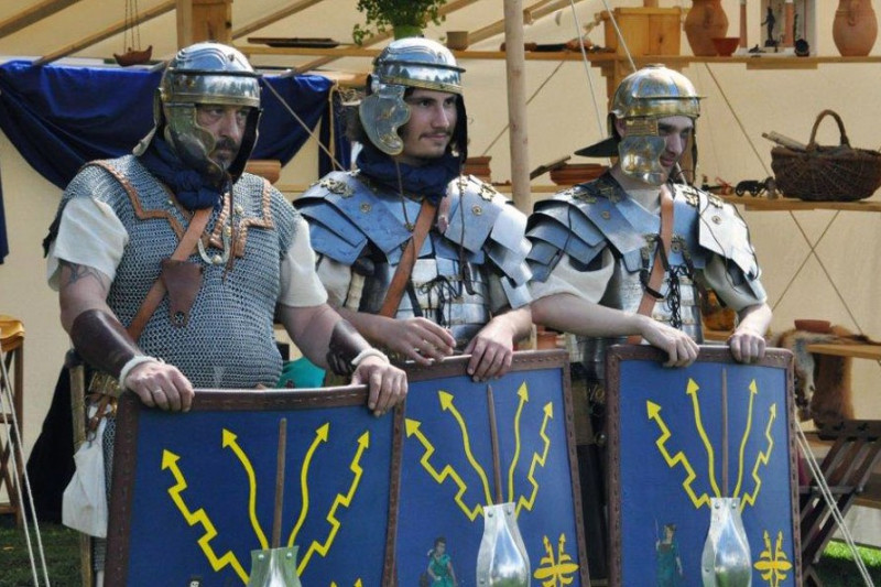 Drei Männer in Rüstung römischer Hilfstruppen