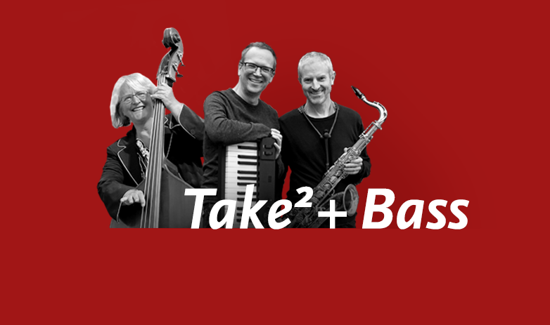 Drei Musiker:innen mit ihren Instrumenten vor rotem Hintergrund