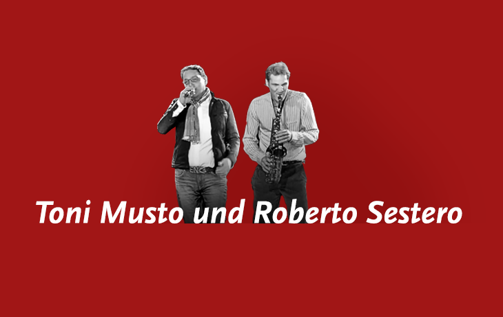 Zwei Musiker mit Mikrophon und Saxophon