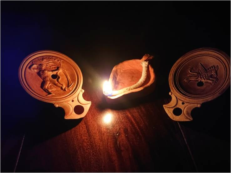 Drei Öllämpchen im Dunkeln