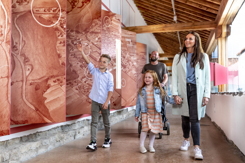 Eine Familie läuft einen Gang in der Ausstellung entlang