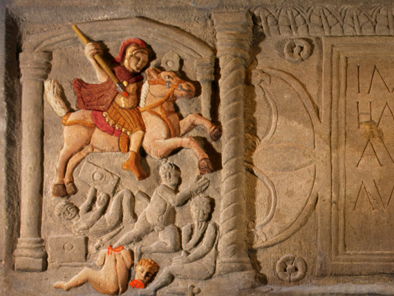 In Stein gemei&szlig;elte Darstellung eines r&ouml;mischen Soldaten mit Lanze der Kinder t&ouml;tet und enthauptet