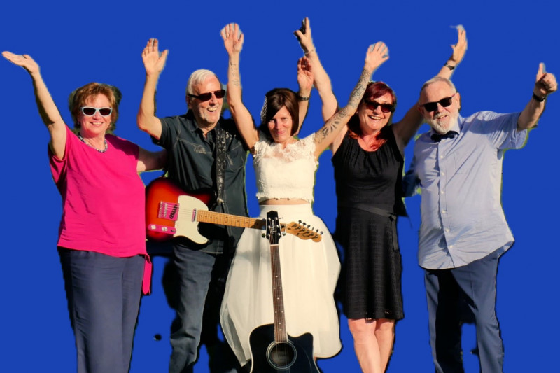 Zwei M&auml;nner und drei Frauen gruppieren sich und winken 