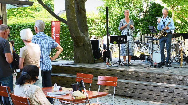 Musiker auf der Bühne bei der Taberna, im Vordergrund Publikum