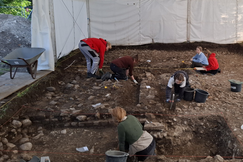 Arch&auml;ologinnen graben in einem Zelt