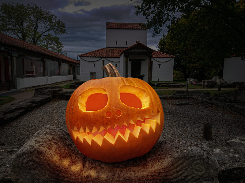 Leuchtender Halloween-Kürbis vor dem Tempelbezirk des APC bei Nacht