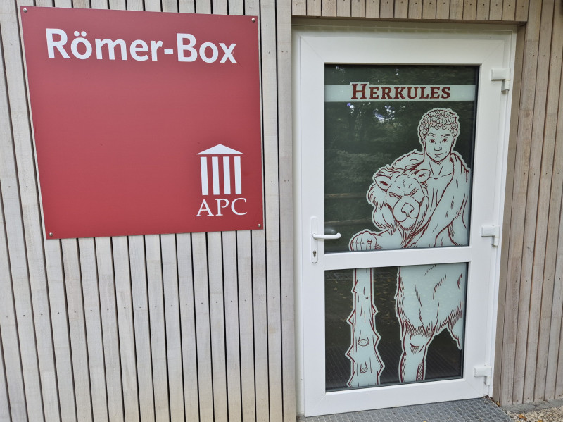 Eingangstür zur Römer-Box im APC mit einem großen Bild vom römischen Gott Herkules beklebt.
