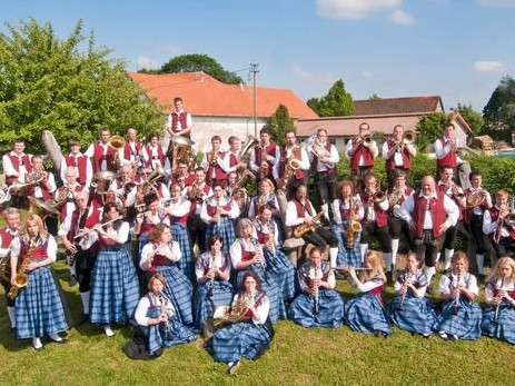 Die Musikkapelle im Sommer in Tracht im Gr&uuml;nen