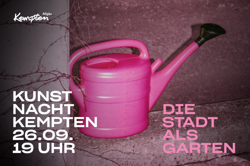 Eine pinke Gie&szlig;kanne an einer grauen Stra&szlig;enecke