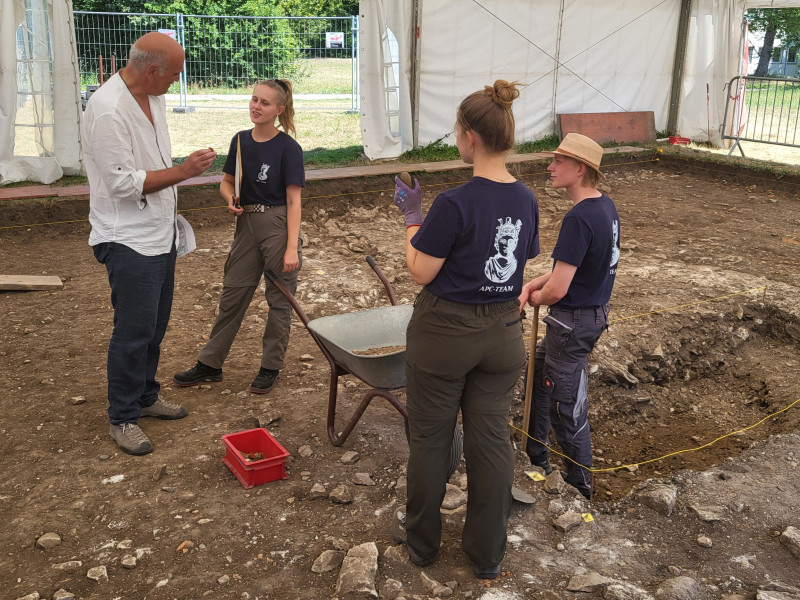 Arch&auml;ologinnen graben in einem Zelt